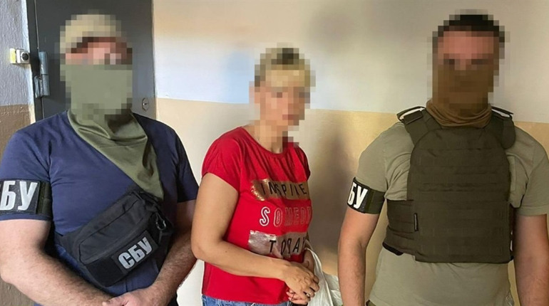 Коригувала терористичні обстріли: У Херсоні затримали ворожу агентку