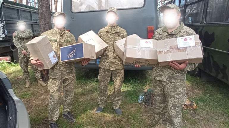 Від волонтерської кухні - для ЗСУ: білопільці виготовляють для військових сухі набори та смаколики