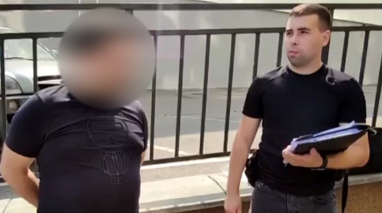 Ховався під капелюшком, щоб заплутати сліди: в Одесі чоловік викрав з квартири 500 тис доларів