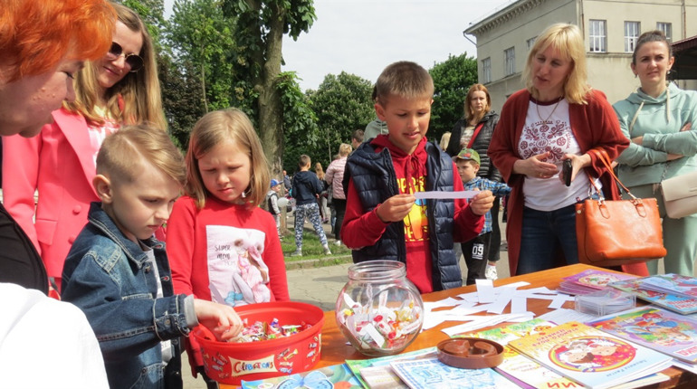 До Дня захисту дітей позашкільні заклади приготували для малечі цікаві й пізнавальні розваги