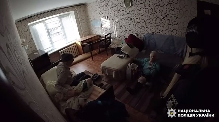 Поліцейські «Білого янгола» евакуювали маломобільного чоловіка з Білопільської громади