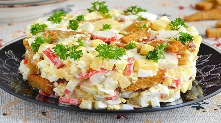 Рецепт дня: салат із крабових паличок і сухариків