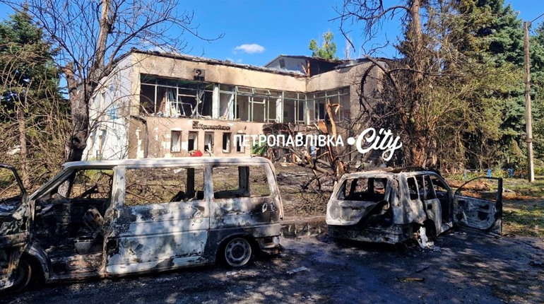 Три «Шахеди» атакували центр Петропавлівки: є загиблий і поранені (ВІДЕО)