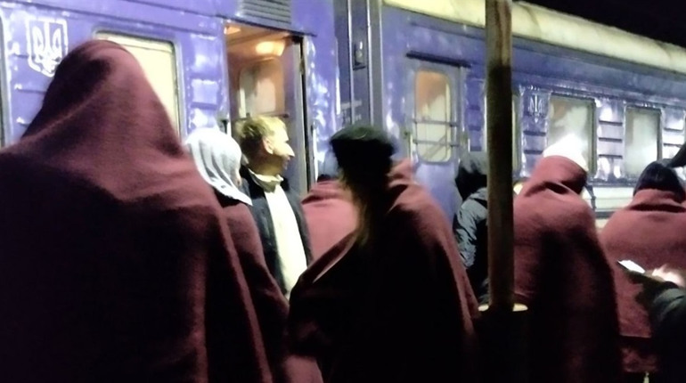 «Замість 11 годин їхали 18»: пасажир розповів про «замінування» потягу, який їхав до Херсона