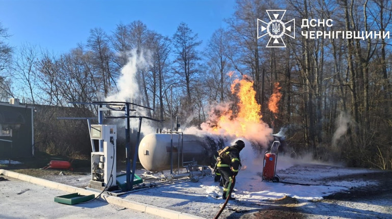 Російські атаки на Чернігівщині: у Семенівці дрон влучив в АЗС та житловий будинок, є постраждала