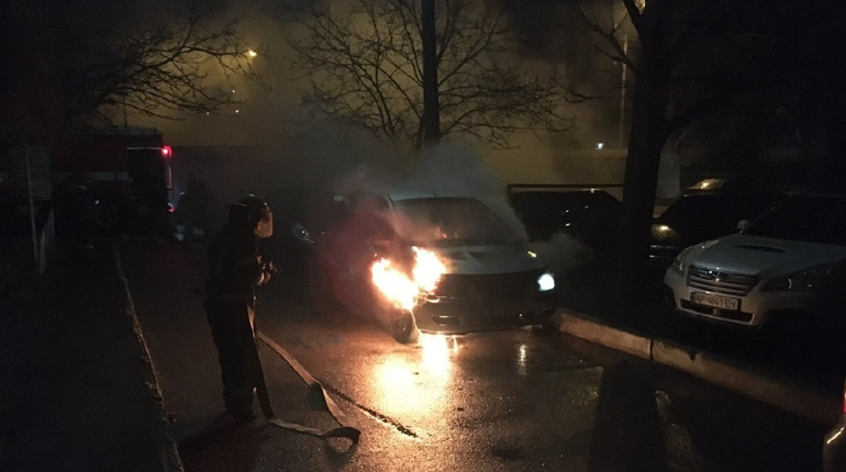 В Мелитополе под окнами многоэтажки пылали автомобили