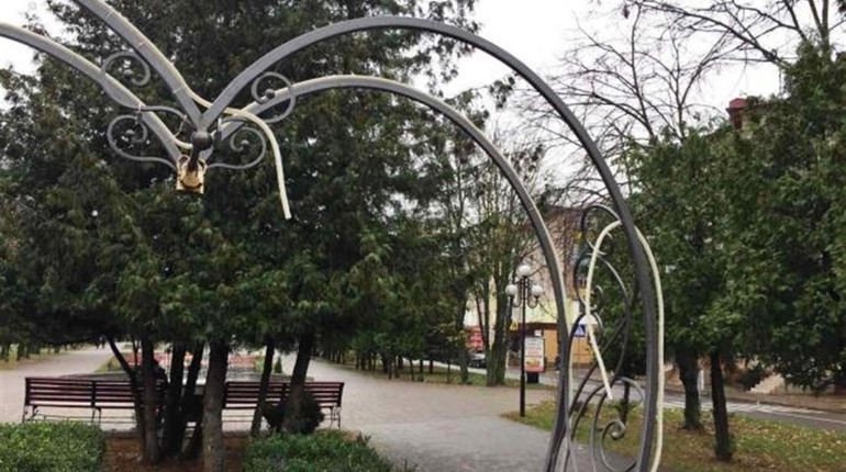 “Серце” центральної алеї у Сарнах постраждало