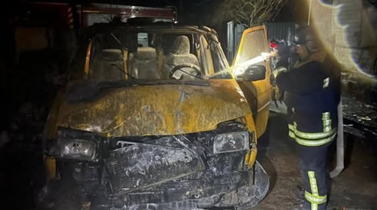 На Корюківщині через падіння ворожого дрона загорілися будинок і автомобіль