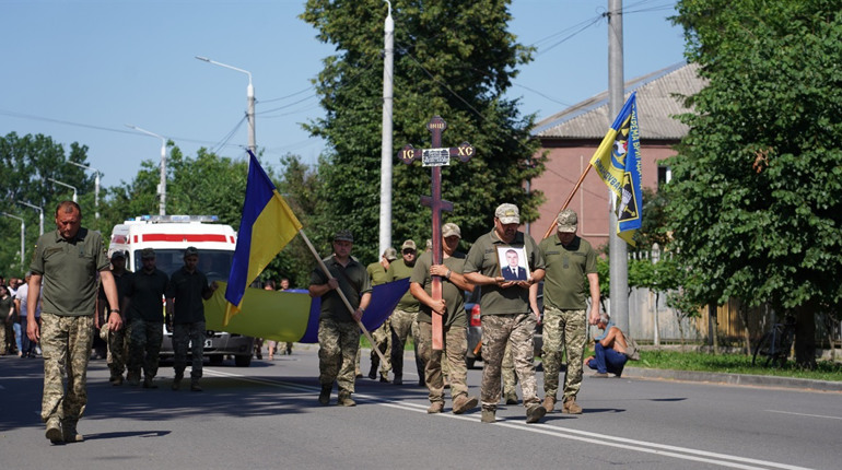 Барчани живим коридором зустріли загиблого захисника Сергія Чорного