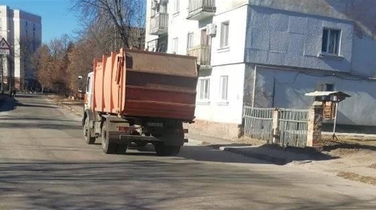 Комунальники вивозять сміття з Чернігова не дивлячись на війну і відсутність потрібної техніки