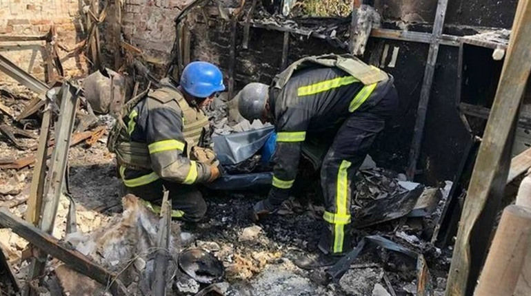 Під завалами зруйнованого будинку у Красногорівці виявили рештки тіла. Кого знайшли рятувальники