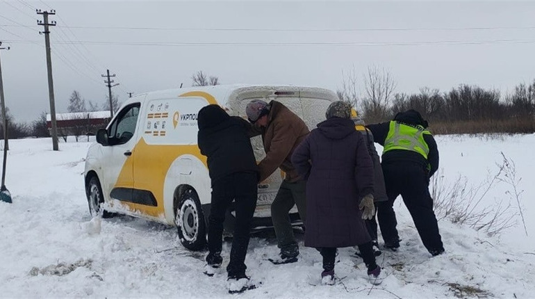 Білопільські поліцейські продовжують надавати допомогу учасникам дорожнього руху
