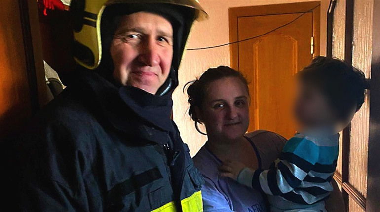 Півторарічний хлопчик зачинив маму на балконі багатоповерхівки