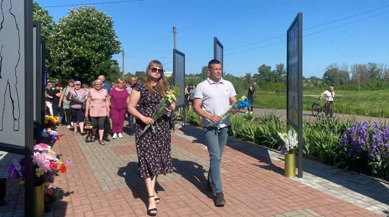 У Миколаївці напередодні Дня Героїв вшанували борців за волю та незалежність України