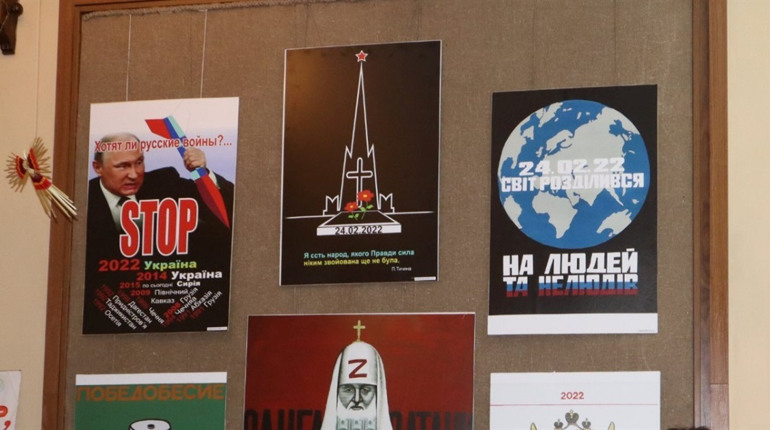 "Мордор трісне": у музеї відкрили виставку плакатів «Світло переможе темряву»