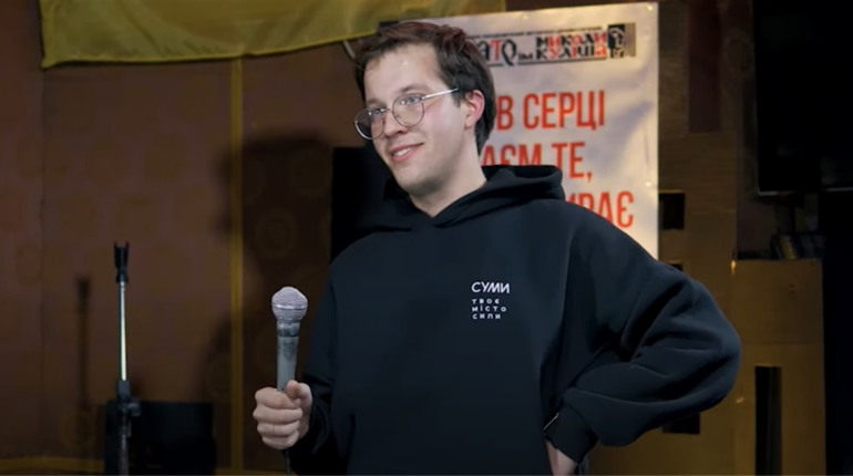 «Що треба побачити в Херсоні? Прильоти!» Фелікс Редька приїхав до Херсона з крутим стендапом