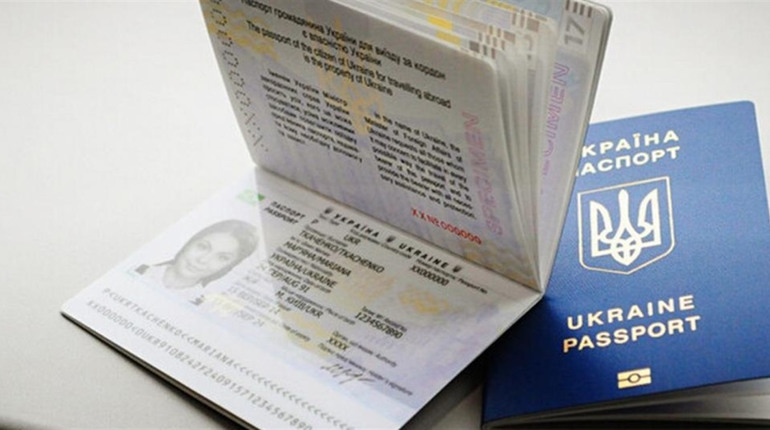 Продовжити термін дії закордонного паспорта тепер можливо: що варто знати