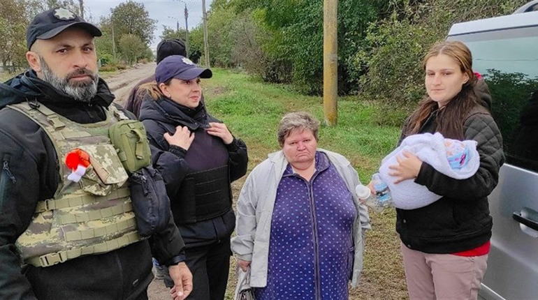З прифронтового села евакуювали матір з немовлям