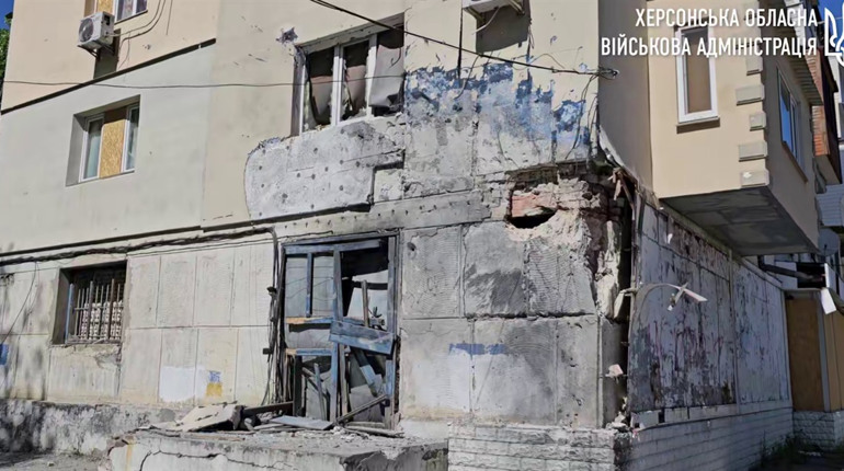 Через ворожі обстріли на Херсонщині пошкоджені житлові будинки, навчальні заклади, автівки