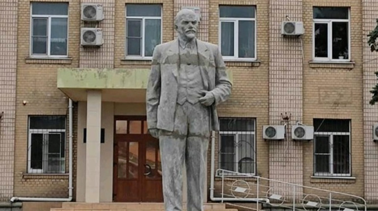 Нація некрофілів. На Херсонщині «відновили» пам'ятник радянському диктатору