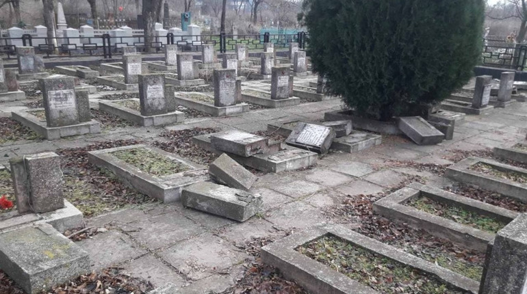 Неочікуваний поворот в справі плюндрування могил на меморіальному цвинтарі Херсона