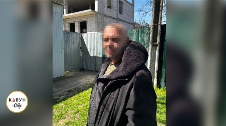 У Херсоні затримали нетверезого чоловіка, який кидався на перехожих з ножем