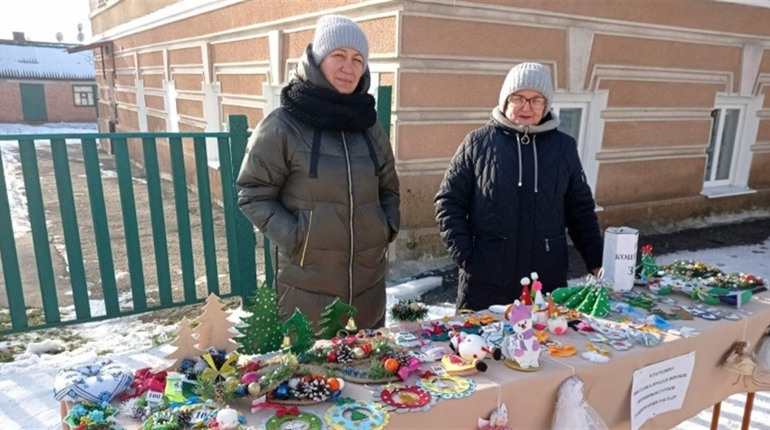 У Гадячі організували виставку – продаж святкового декору на підтримку ЗСУ