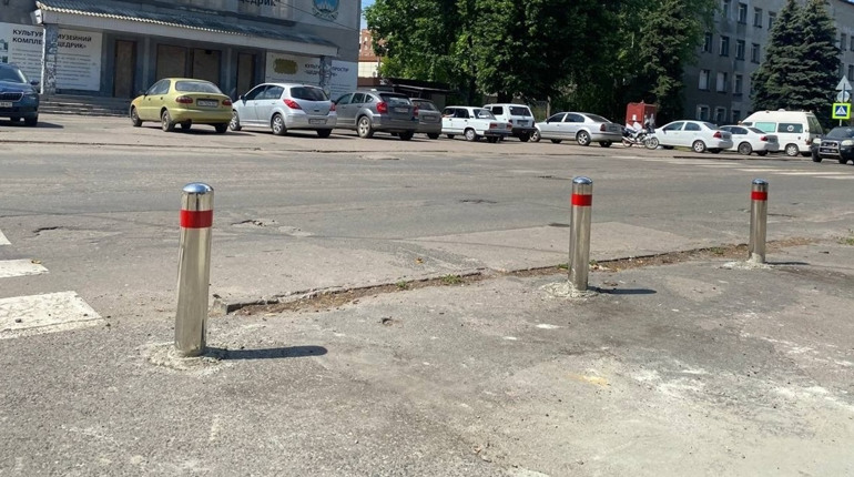 У Покровську встановили 10 антипаркувальних стовпчиків. Де пішохідні зони стали безпечнішими