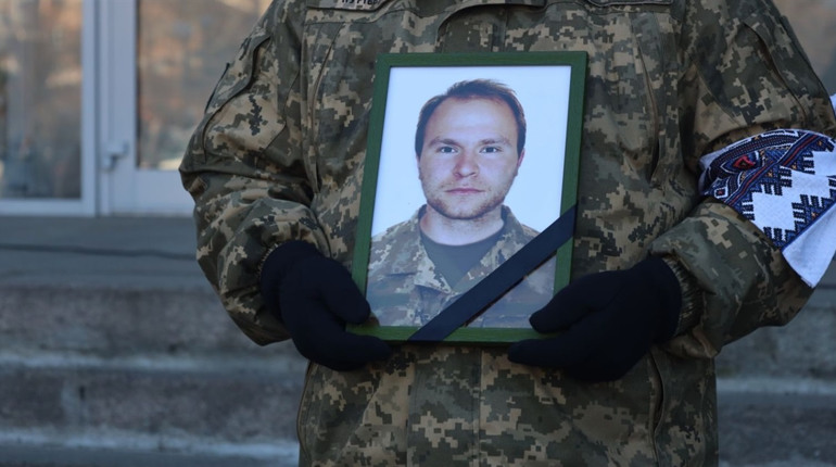 Громада Сміли прощалася із захисником Віталієм Вороною