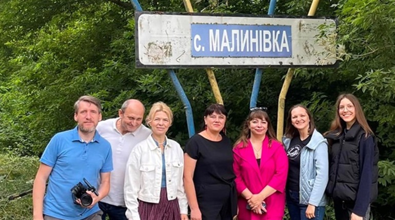 Вже сьогодні ввечері дивіться третю серію «Баби Єльки» про скарби Петрівської громади