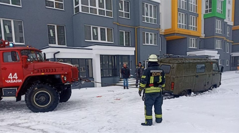На Фастівщині автомобіль ДТЕК застряг у снігу. Енергетиків визволили рятувальники