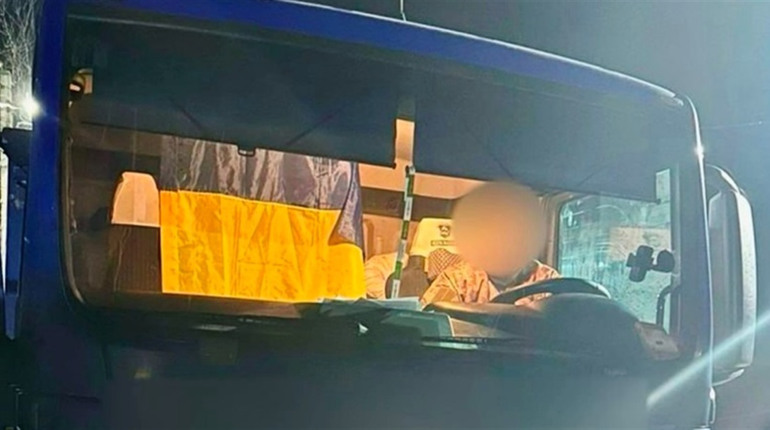Прапор не допоміг: на КП "Маяки" зупинили водія вантажівки з трьома ухилянтами у салоні