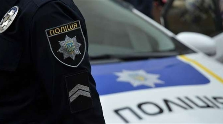 На Фастівщині поліцейські допомогли бабусі з візком та водію з пробитим колесом