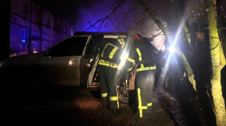 У Сватовому на кварталі Будівельників вночі горів автомобіль: подробиці