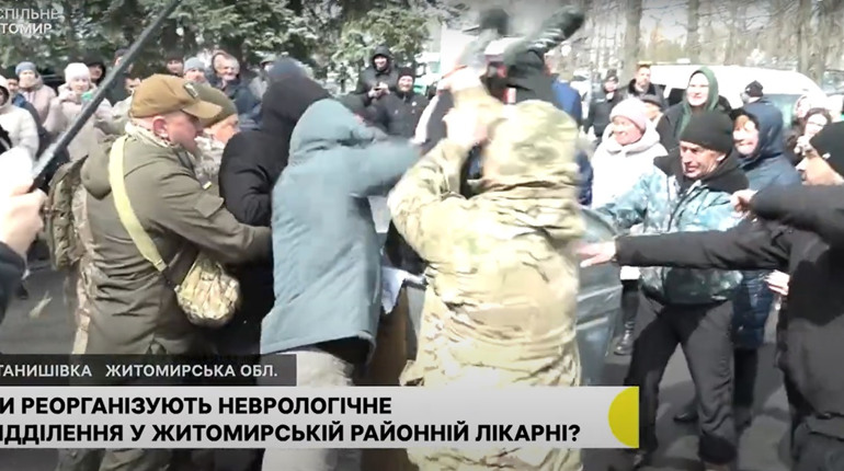 В.о. гендиректора лікарні на Житомирщині кинули у сміттєвий бак: що сталося
