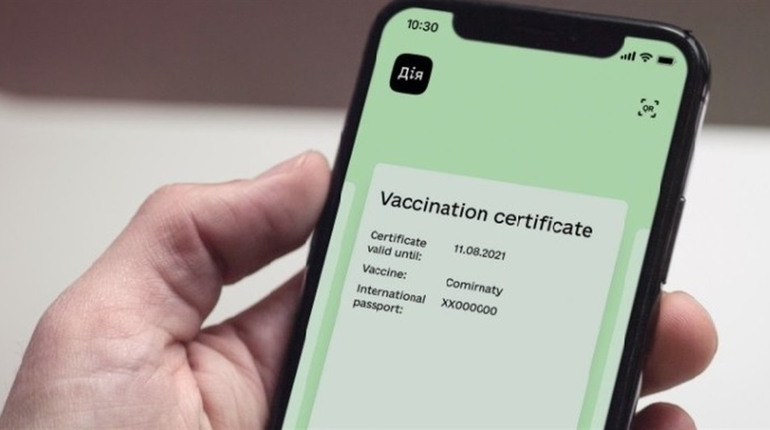Вакцинованим українцям віком від 60 років обіцяють безоплатний смартфон і пільговий інтернет