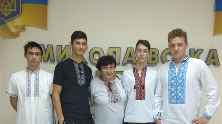 Первомайські краєзнавці виготовляли маскувальну сітку для захисників України та керамічний посуд