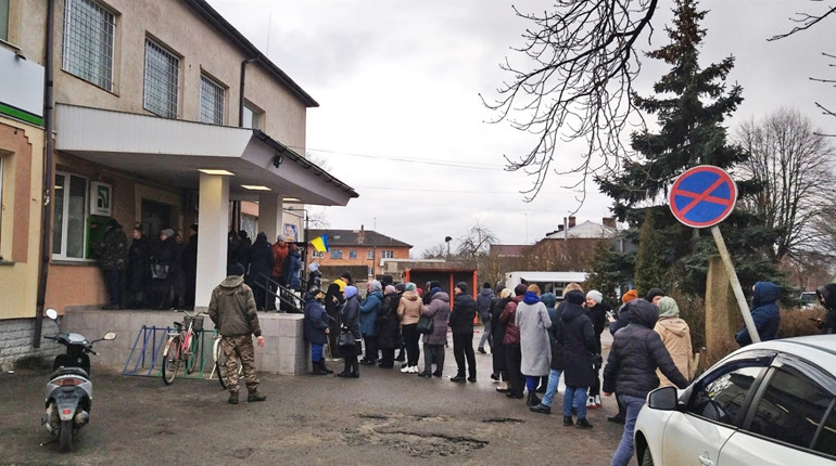 На другий день війни банкомати Володимирця опорожніли. Як працює ПриватБанк в умовах воєнного стану?