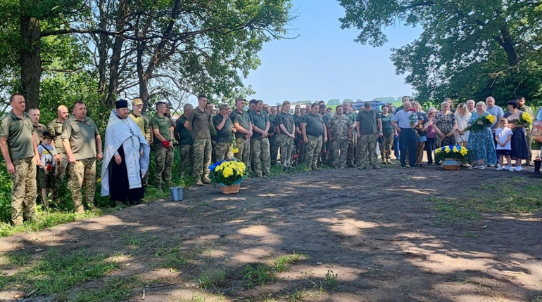 На околиці села Безуглівка відкрито меморіальний пам'ятний знак загиблим воїнам