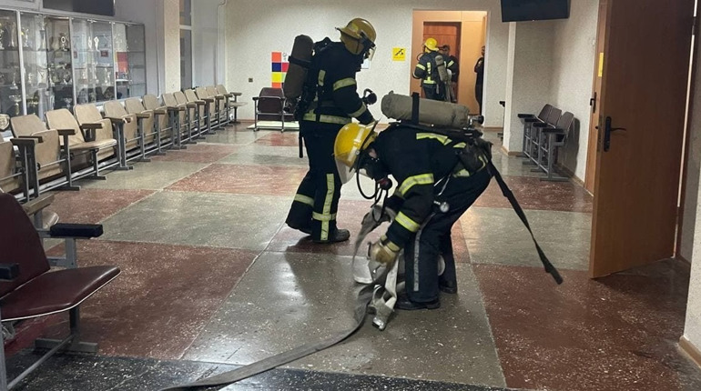 На ліквідацію пожежі терміново виїхали рятувальники