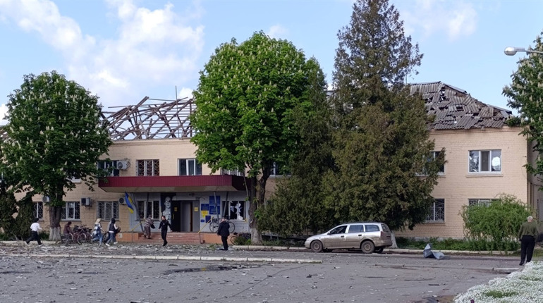 Російський дрон «Гербера» вдарив по адмінбудівлі в Шевченковому