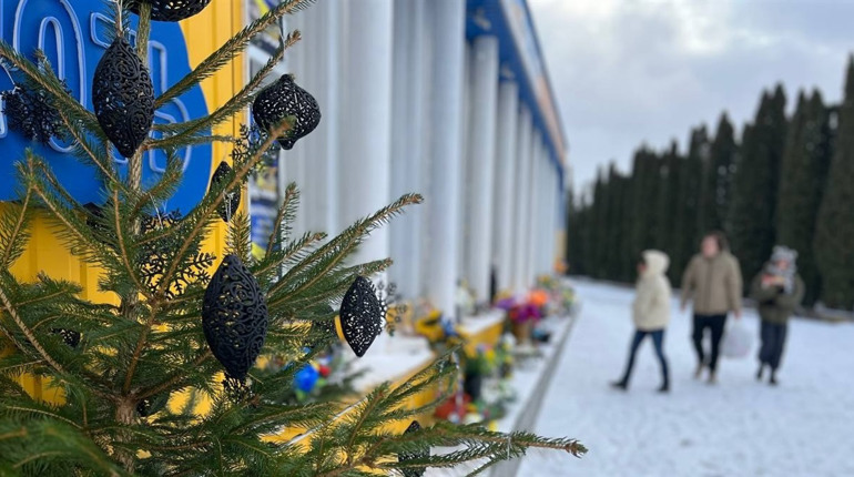 Різдвяне дерево пам’яті: у Городку встановили ялинку з чорними іграшками
