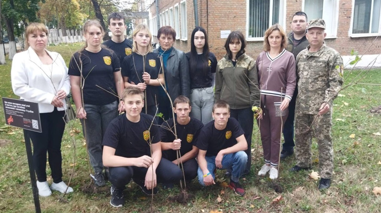 У Глухівській школі висадили кущі калини у пам’ять про загиблих Героїв. Це - всеукраїнська акція