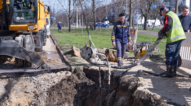 Будівельна компанія пошкодила водопровідну мережу: на одній із вулиць Городка тимчасово немає води
