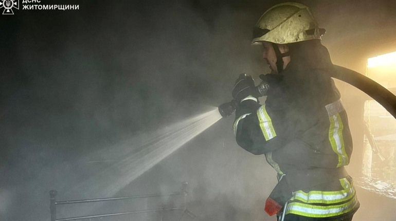 Ліквідовуючи пожежу в приватному будинку у Звягелі, рятувальники знайшли тіло чоловіка