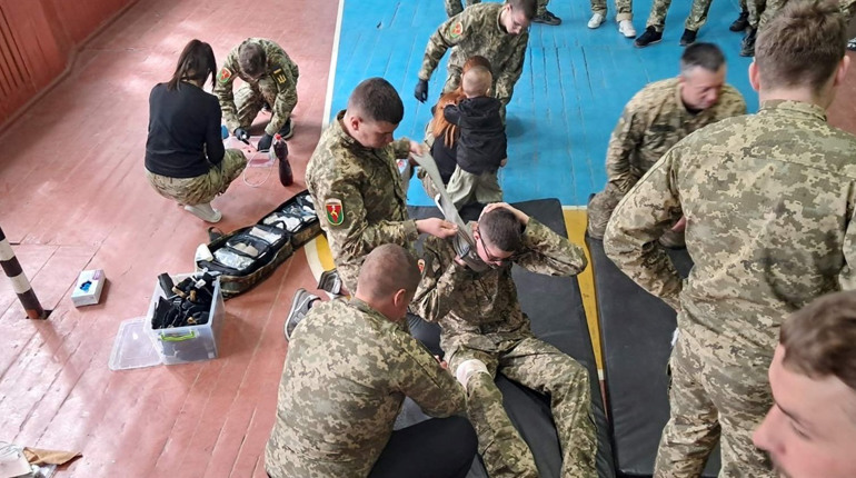 «Захист України» на практиці: у Сарнах для студентів провели тренінг із тактичної медицини