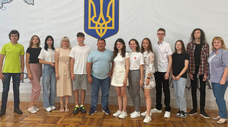 У Менській громаді випускники-медалісти отримали по тисячі гривень