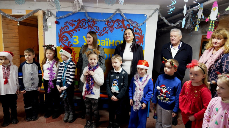 Танці, пісні і подарунки: у початковій школі №1 відбулося різдвяно-новорічне свято