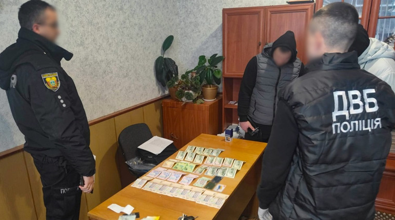 "Допомагав" скласти іспит за гроші: у Кременці затримали директора автошколи