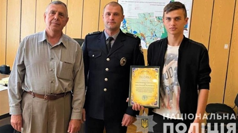 В Мирному батько та син допомогли оперативно затримати злодія, який обікрав і побив жительку їх села